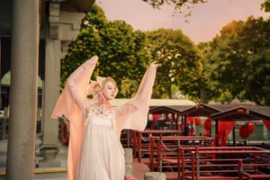 East Meets West: Russian Beauty Zhu Li Ya’s Ethereal Debut in Traditional Hanfu Elegance - image 13