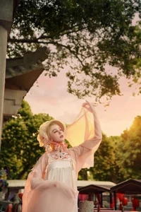 East Meets West: Russian Beauty Zhu Li Ya’s Ethereal Debut in Traditional Hanfu Elegance - image 8