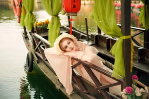 East Meets West: Russian Beauty Zhu Li Ya’s Ethereal Debut in Traditional Hanfu Elegance - image 5