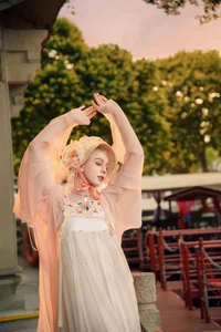 East Meets West: Russian Beauty Zhu Li Ya’s Ethereal Debut in Traditional Hanfu Elegance - image 6