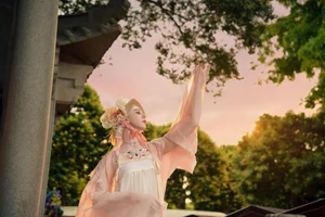 East Meets West: Russian Beauty Zhu Li Ya’s Ethereal Debut in Traditional Hanfu Elegance - image 12
