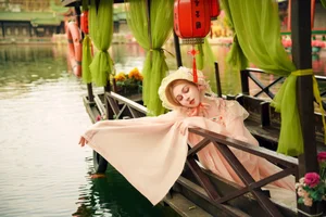 East Meets West: Russian Beauty Zhu Li Ya’s Ethereal Debut in Traditional Hanfu Elegance - image 10