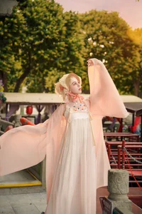 East Meets West: Russian Beauty Zhu Li Ya’s Ethereal Debut in Traditional Hanfu Elegance - image 2