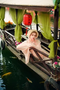 East Meets West: Russian Beauty Zhu Li Ya’s Ethereal Debut in Traditional Hanfu Elegance - image 4