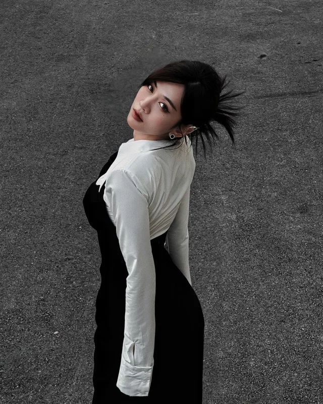 Le Bong Mesmerizes Fans in Traditional Vietnamese Ao Dai Photoshoot
