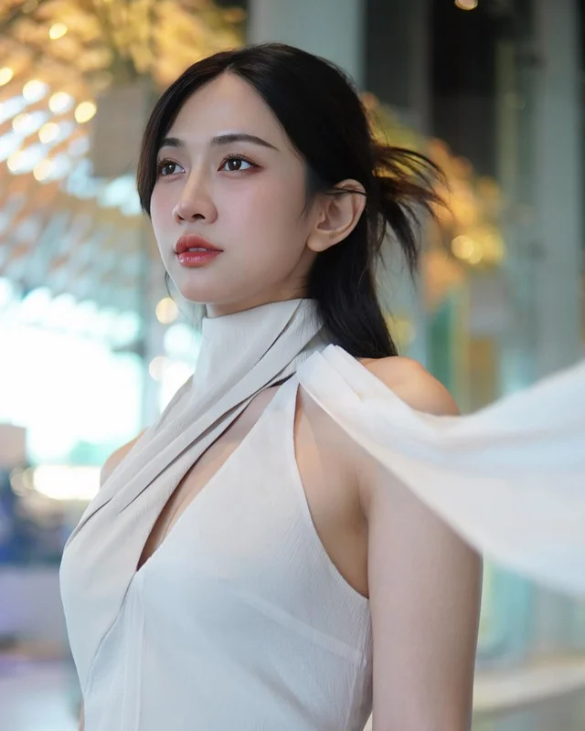 Le Bong Mesmerizes Fans in Traditional Vietnamese Ao Dai Photoshoot