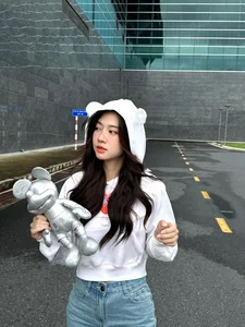 Le Bong Mesmerizes Fans in Traditional Vietnamese Ao Dai Photoshoot - image 1