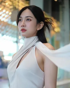 Le Bong Mesmerizes Fans in Traditional Vietnamese Ao Dai Photoshoot - image 4