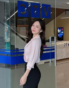 Le Bong Mesmerizes Fans in Traditional Vietnamese Ao Dai Photoshoot - image 2