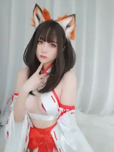 Coser Baiyin transforms into an enchanting Shrine Fox, showcasing captivating beauty in unique Kitsune cosplay - image 12