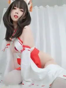 Coser Baiyin transforms into an enchanting Shrine Fox, showcasing captivating beauty in unique Kitsune cosplay - image 0