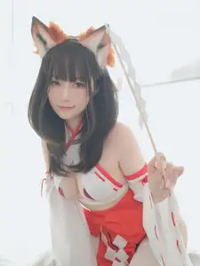 Coser Baiyin transforms into an enchanting Shrine Fox, showcasing captivating beauty in unique Kitsune cosplay - image 5