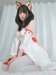 Coser Baiyin transforms into an enchanting Shrine Fox, showcasing captivating beauty in unique Kitsune cosplay - image 9