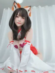 Coser Baiyin transforms into an enchanting Shrine Fox, showcasing captivating beauty in unique Kitsune cosplay - image 15
