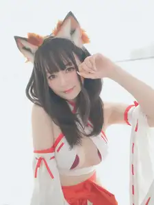 Coser Baiyin transforms into an enchanting Shrine Fox, showcasing captivating beauty in unique Kitsune cosplay - image 1
