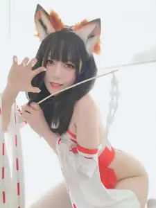 Coser Baiyin transforms into an enchanting Shrine Fox, showcasing captivating beauty in unique Kitsune cosplay - image 20