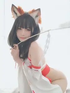 Coser Baiyin transforms into an enchanting Shrine Fox, showcasing captivating beauty in unique Kitsune cosplay - image 16