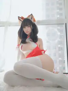 Coser Baiyin transforms into an enchanting Shrine Fox, showcasing captivating beauty in unique Kitsune cosplay - image 3