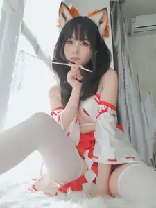 Coser Baiyin transforms into an enchanting Shrine Fox, showcasing captivating beauty in unique Kitsune cosplay - image 17