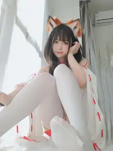 Coser Baiyin transforms into an enchanting Shrine Fox, showcasing captivating beauty in unique Kitsune cosplay - image 7