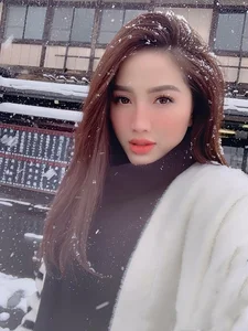Celebrity Style: Ngoc Han Radiates Elegance and Huyen Lizzie Shares Heartwarming Family Moments - image 2