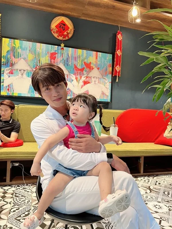 Vietnamese Comedian Trung Ruoi Adorable Daughter Steals Hearts Online