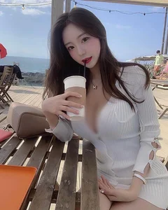 Korean Influencer Berry Yoon Stuns Fans with Her 'Unreal' S-Line Figure - image 4