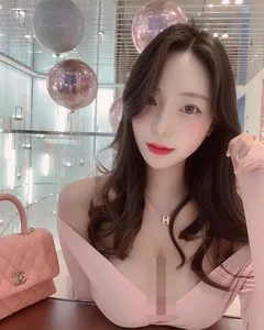 Korean Influencer Berry Yoon Stuns Fans with Her 'Unreal' S-Line Figure - image 7