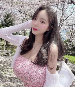 Korean Influencer Berry Yoon Stuns Fans with Her 'Unreal' S-Line Figure - image 3