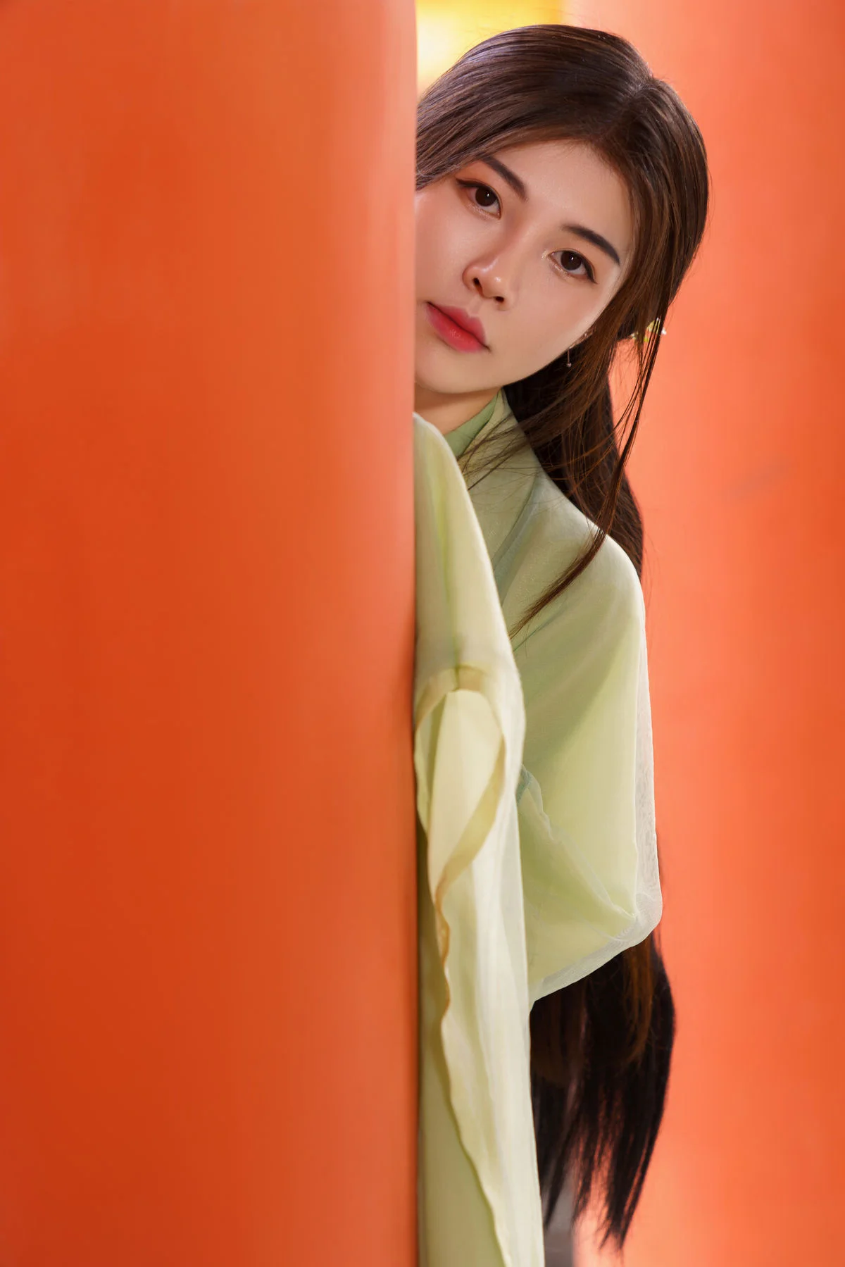 Ethereal Emerald Dreams: Exploring the Fluid Artistry of Ao Xiang Jo Shi’s Latest Portrait Series