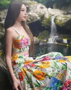 Huyen Baby Shines as a Summer Goddess in Luxurious and Sophisticated Fashion Styles - image 2