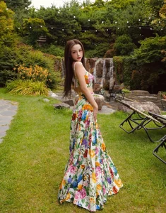 Huyen Baby Shines as a Summer Goddess in Luxurious and Sophisticated Fashion Styles - image 0