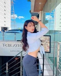 Curvy Korean Model Redefines Beauty Standards with Confident 67kg Figure - image 7