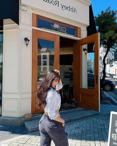 Curvy Korean Model Redefines Beauty Standards with Confident 67kg Figure - image 3