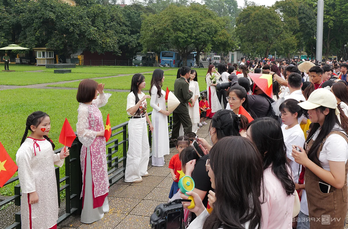 Celebrating Reunification Day: Massive Crowds Gather at Ho Chi Minh Mausoleum for Historic Photos