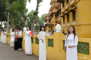Celebrating Reunification Day: Massive Crowds Gather at Ho Chi Minh Mausoleum for Historic Photos - image 5