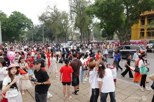 Celebrating Reunification Day: Massive Crowds Gather at Ho Chi Minh Mausoleum for Historic Photos - image 10