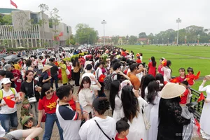 Celebrating Reunification Day: Massive Crowds Gather at Ho Chi Minh Mausoleum for Historic Photos - image 4
