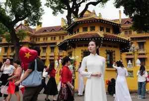 Celebrating Reunification Day: Massive Crowds Gather at Ho Chi Minh Mausoleum for Historic Photos - image 1