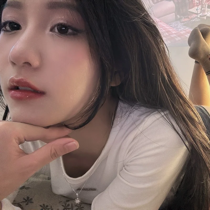 Thai Nguyen Beauty Goes Viral with Cozy and Elegant Lifestyle Bedroom Photoshoot