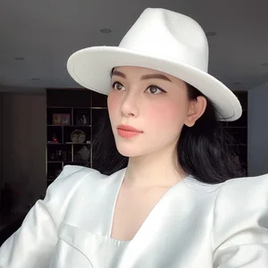 Linh Rin Flaunts Her Incredible Post-Pregnancy Figure and Elegant Style - image 4