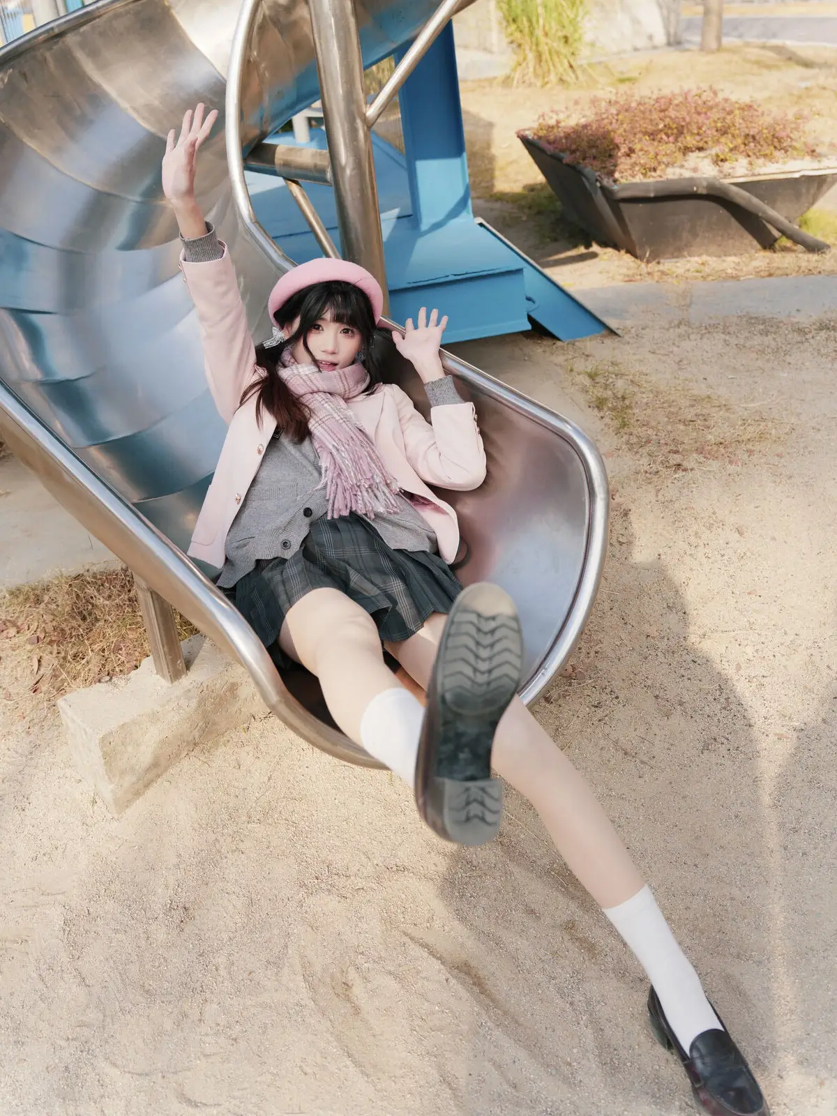 Explore Tun Shu Mei Vol.8548: The girl with a pink beret and enchanting fashion style on railway tracks