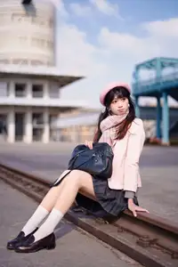 Explore Tun Shu Mei Vol.8548: The girl with a pink beret and enchanting fashion style on railway tracks - image 7