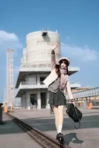 Explore Tun Shu Mei Vol.8548: The girl with a pink beret and enchanting fashion style on railway tracks - image 14