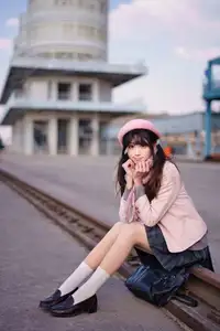 Explore Tun Shu Mei Vol.8548: The girl with a pink beret and enchanting fashion style on railway tracks - image 33
