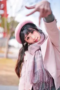 Explore Tun Shu Mei Vol.8548: The girl with a pink beret and enchanting fashion style on railway tracks - image 5
