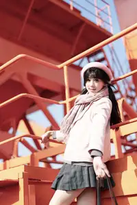 Explore Tun Shu Mei Vol.8548: The girl with a pink beret and enchanting fashion style on railway tracks - image 2