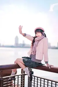 Explore Tun Shu Mei Vol.8548: The girl with a pink beret and enchanting fashion style on railway tracks - image 16