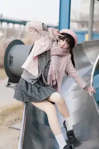 Explore Tun Shu Mei Vol.8548: The girl with a pink beret and enchanting fashion style on railway tracks - image 3