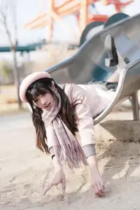Explore Tun Shu Mei Vol.8548: The girl with a pink beret and enchanting fashion style on railway tracks - image 22